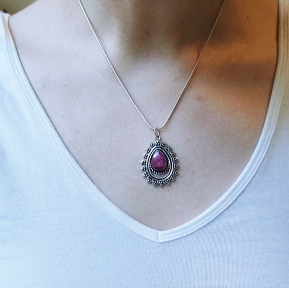 Raw ruby teardrop faceted floral pendant - Picture 2 of 2
